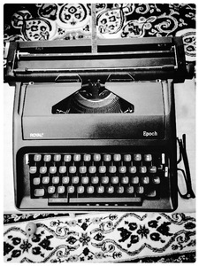 black and white photo of a typewriter