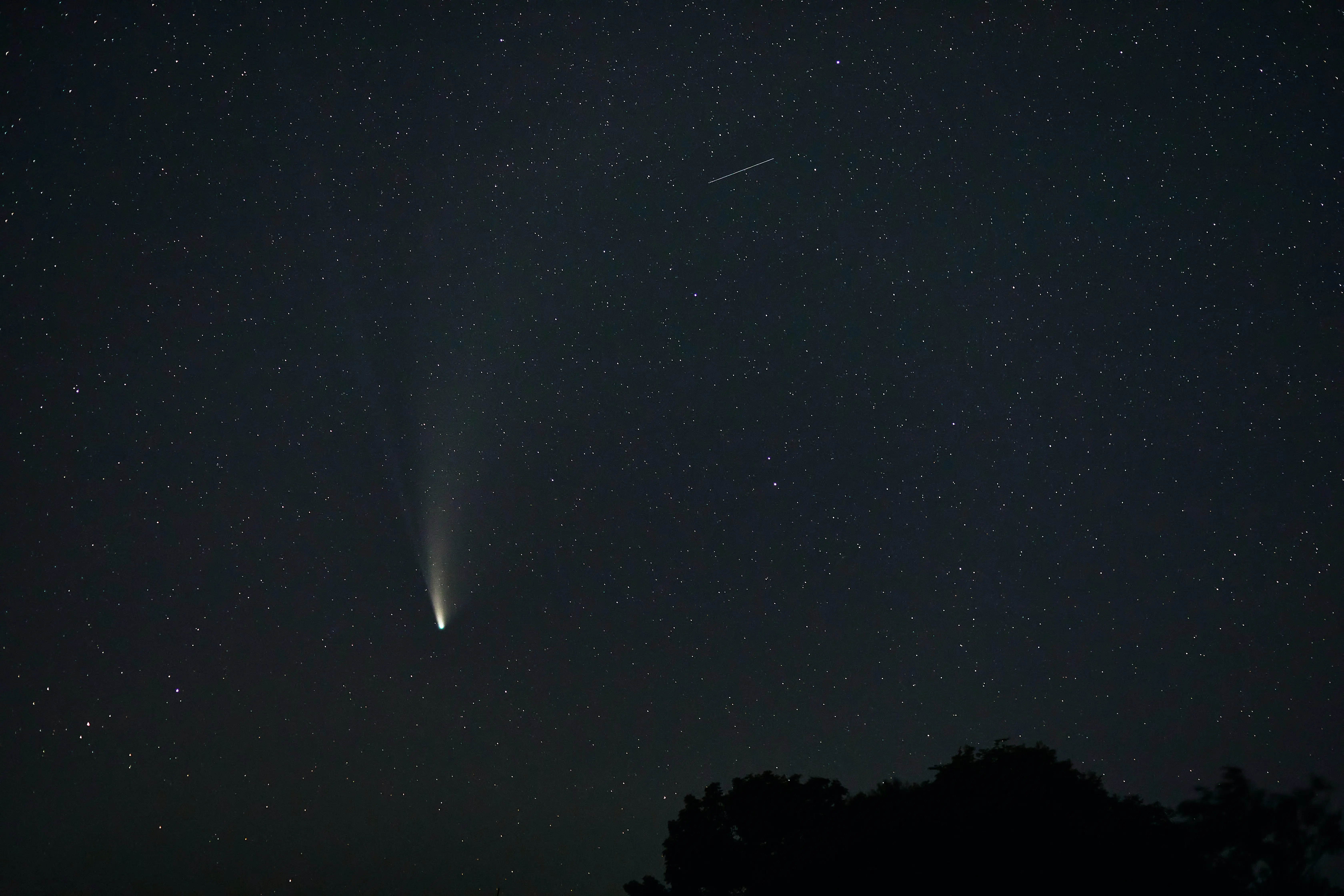 A shooting star in the night sky